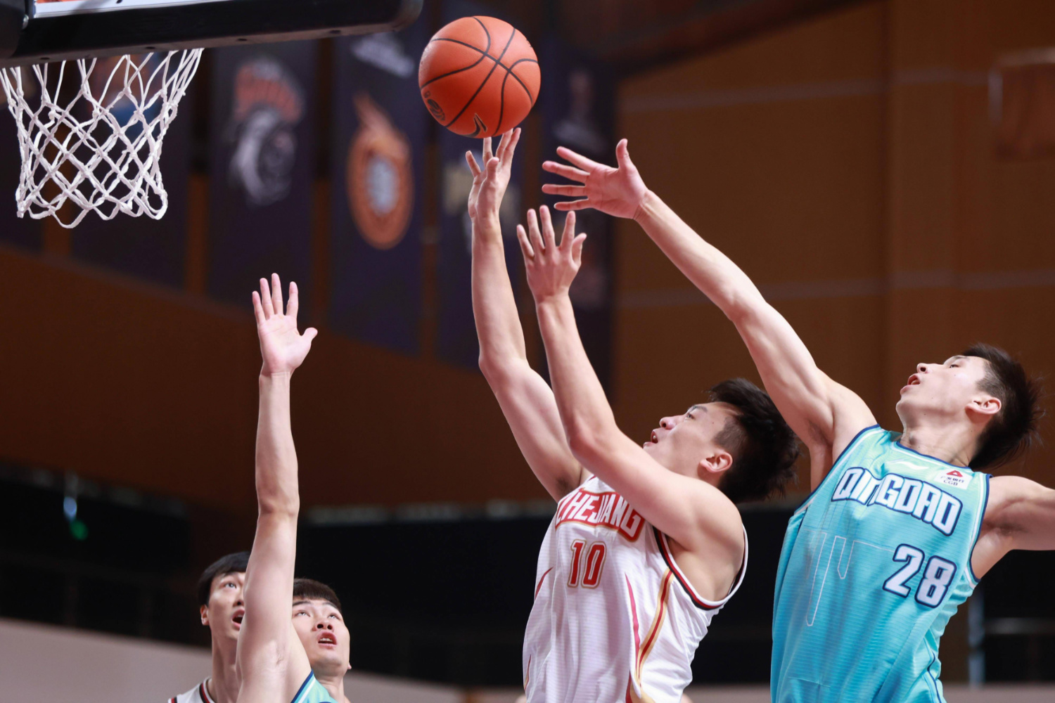 江苏男篮攻守兼优,球队整体表现出色 江苏男篮攻守兼优,球队整体表现出色