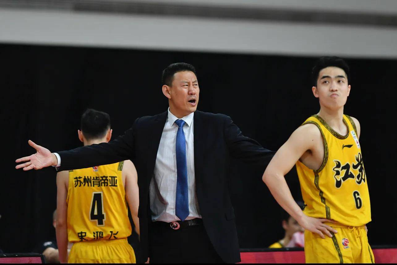 江苏男篮攻守兼优,球队整体表现出色 江苏男篮攻守兼优,球队整体表现出色