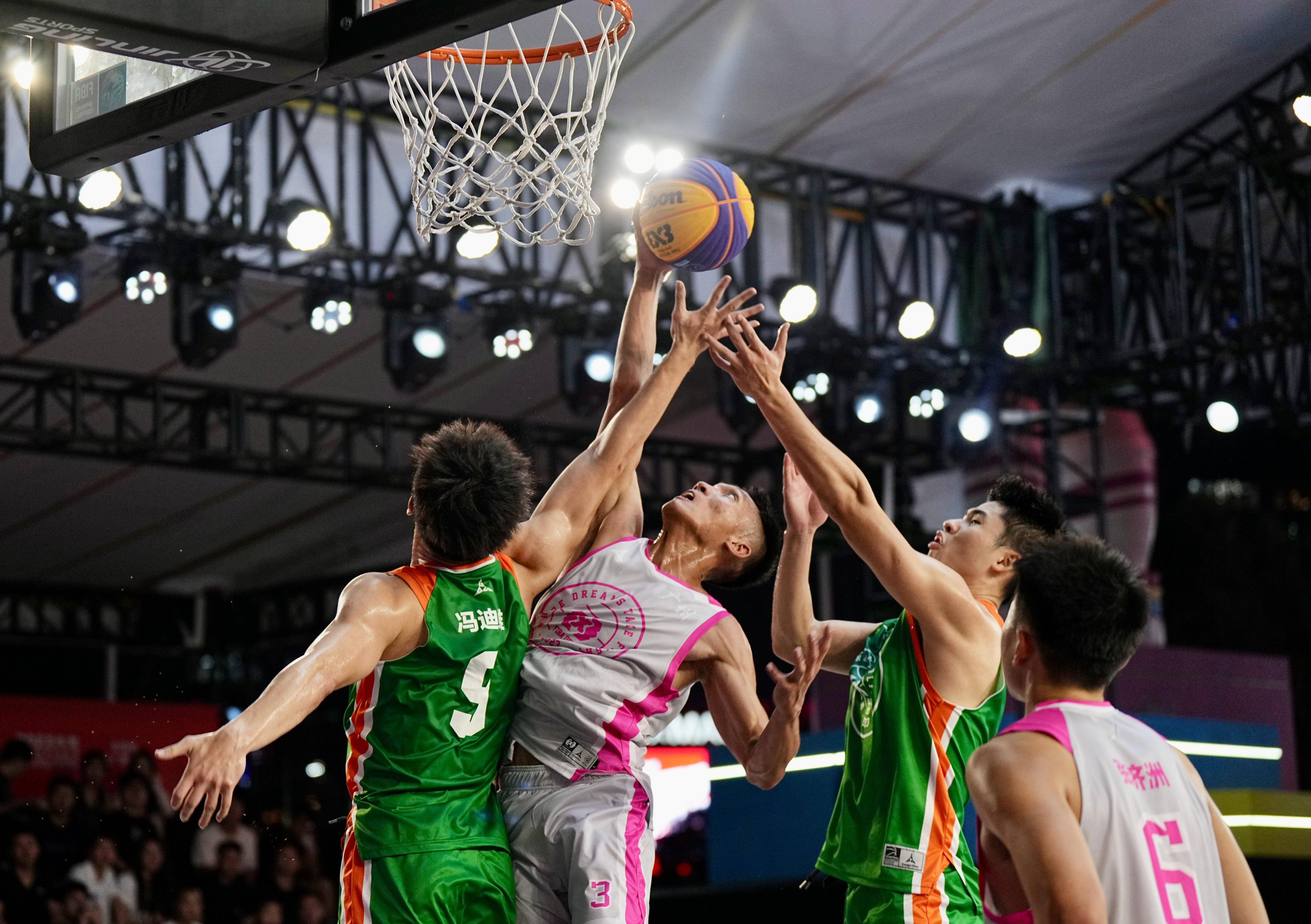 热闹的篮球赛事吸引无数观众 热闹的篮球赛事吸引无数观众