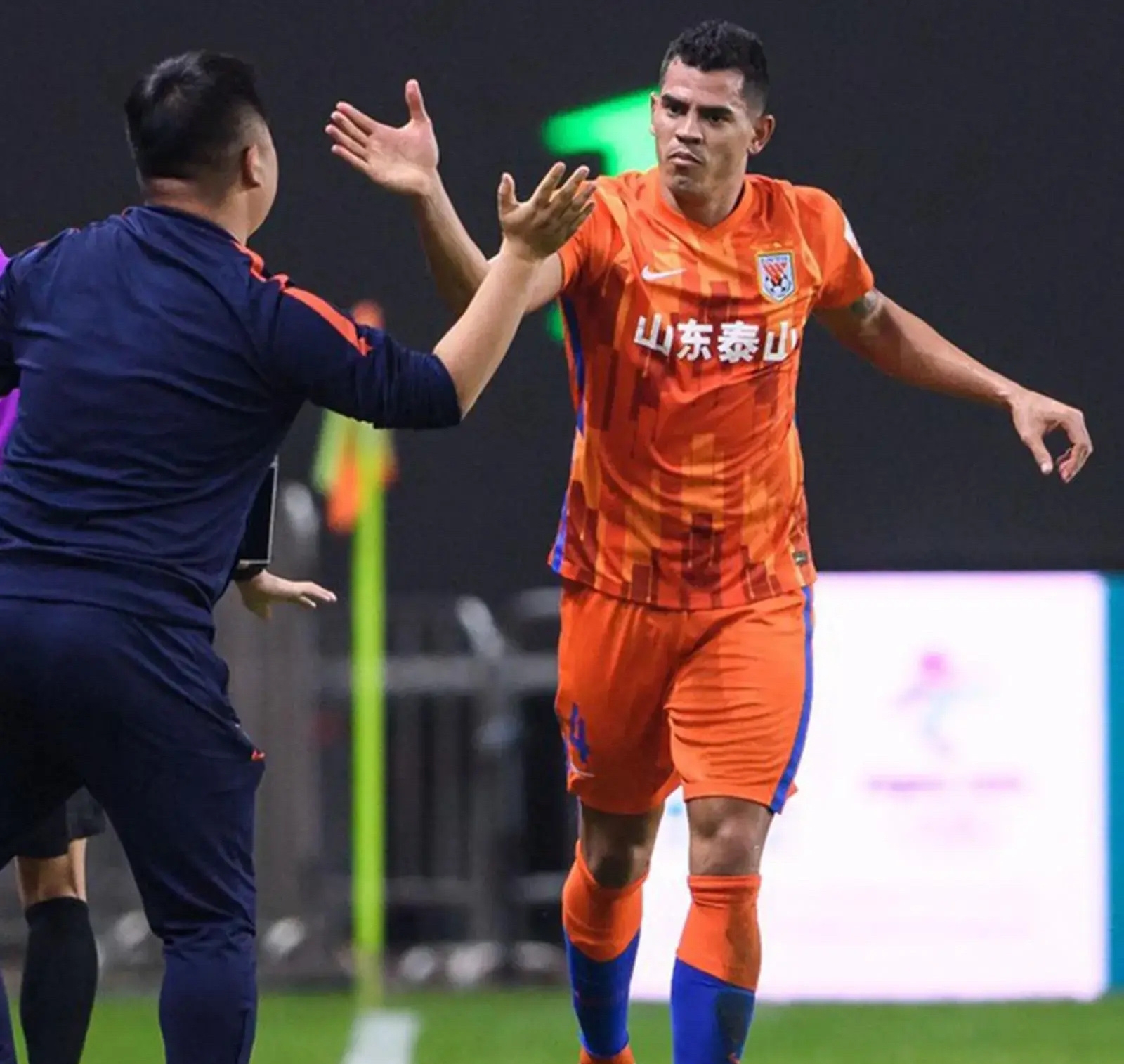 泰山险胜天海，战绩领先