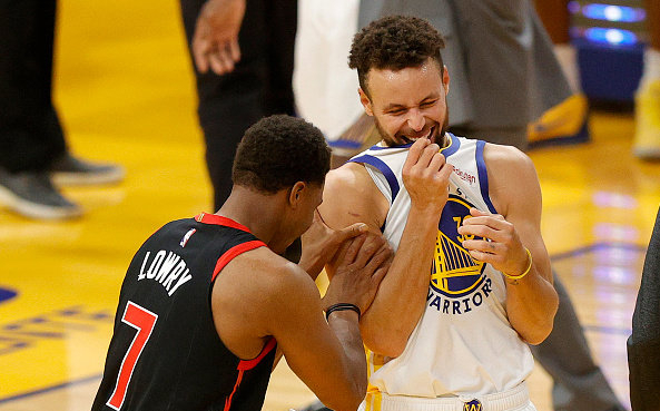 包含东西部决赛中两支球队的首回合将于周末进行的词条