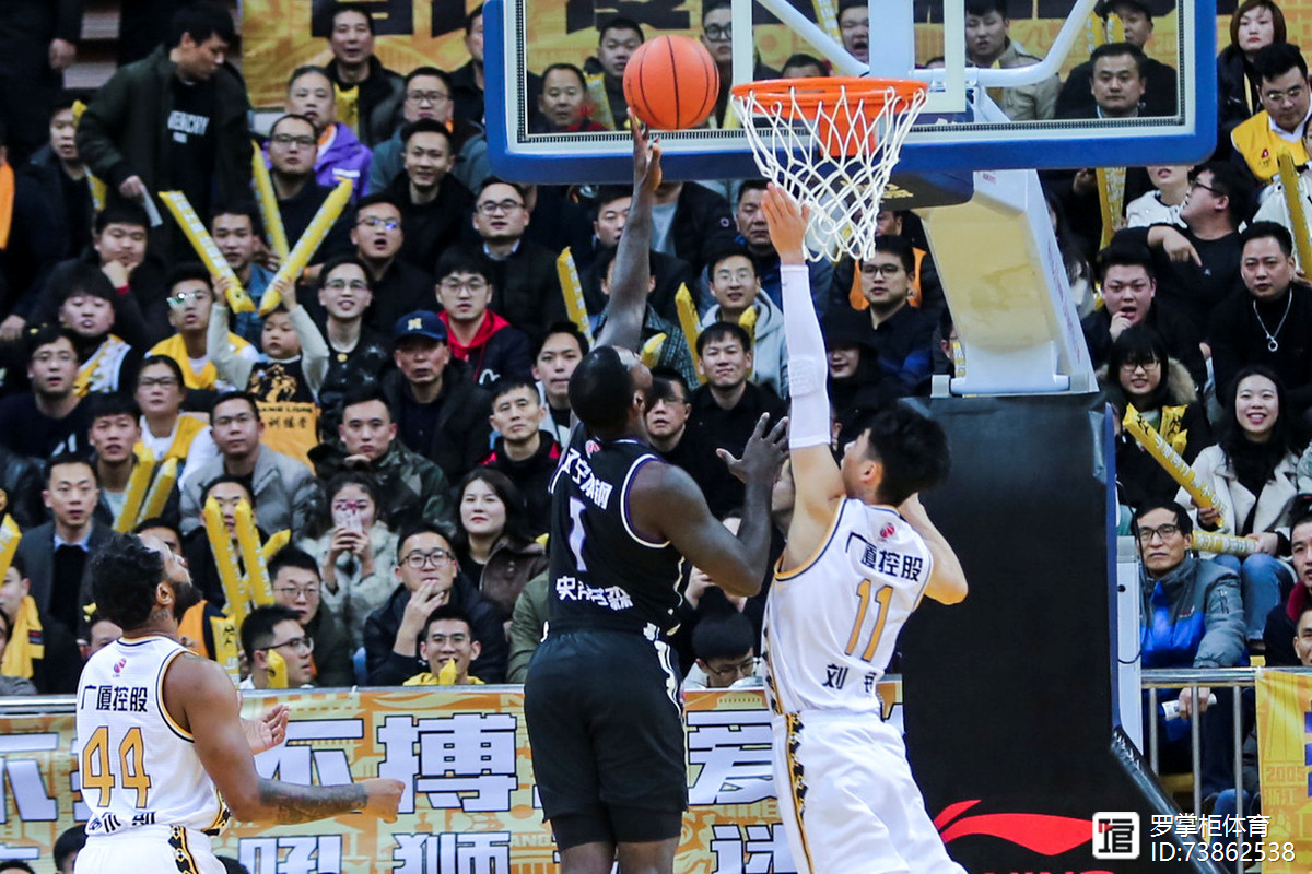 包含广州富力主场惊险逆转，赢得关键三分的词条