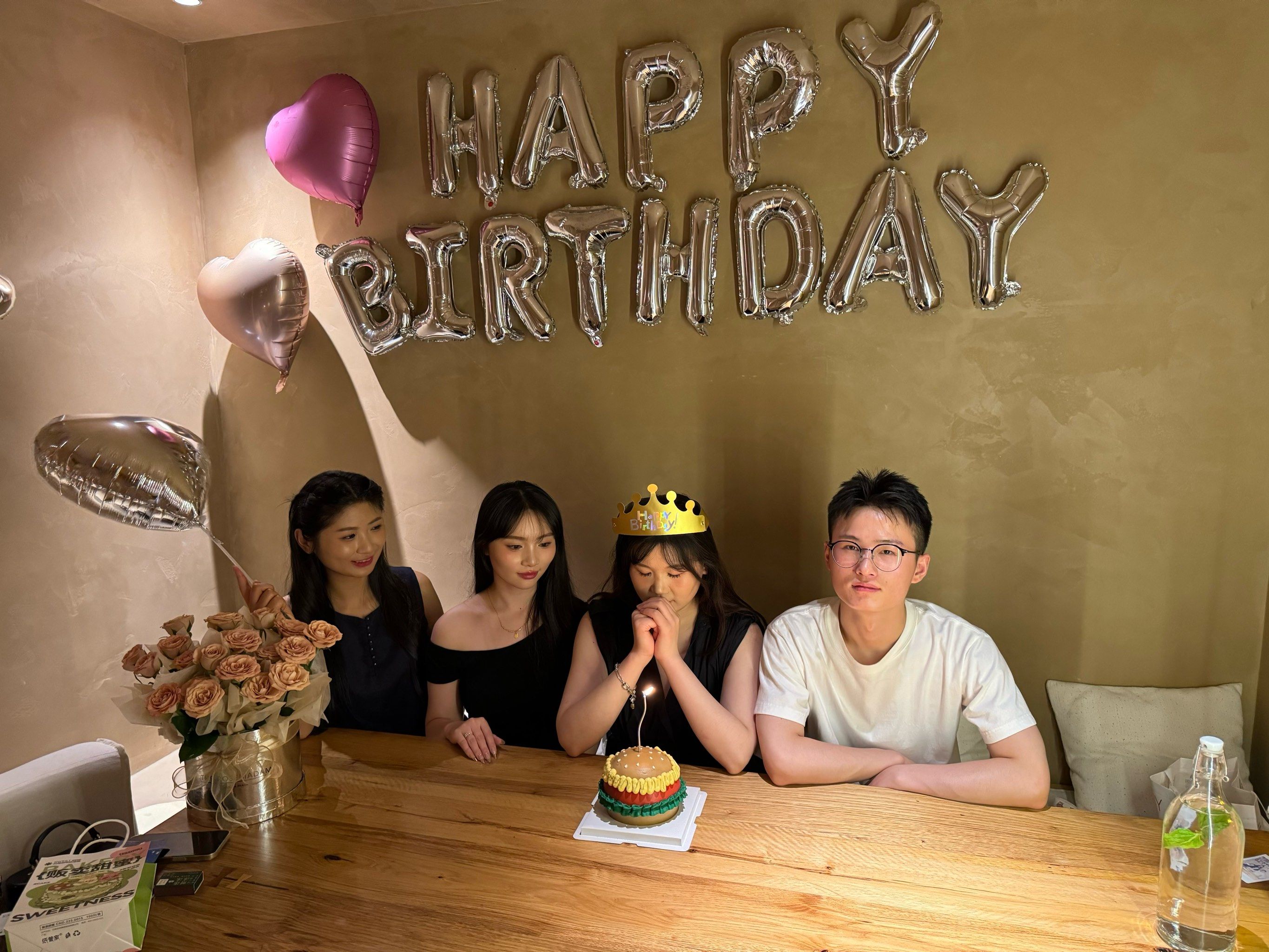 球队队员庆祝生日合影曝光,场面温馨感人的简单介绍 球队队员庆祝生日合影曝光,场面温馨感人的简单介绍