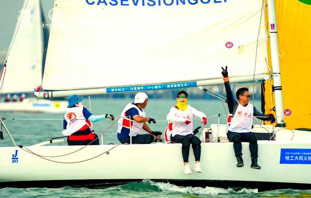 包含扬帆起航：帆船比赛中选手千里迢迢的词条