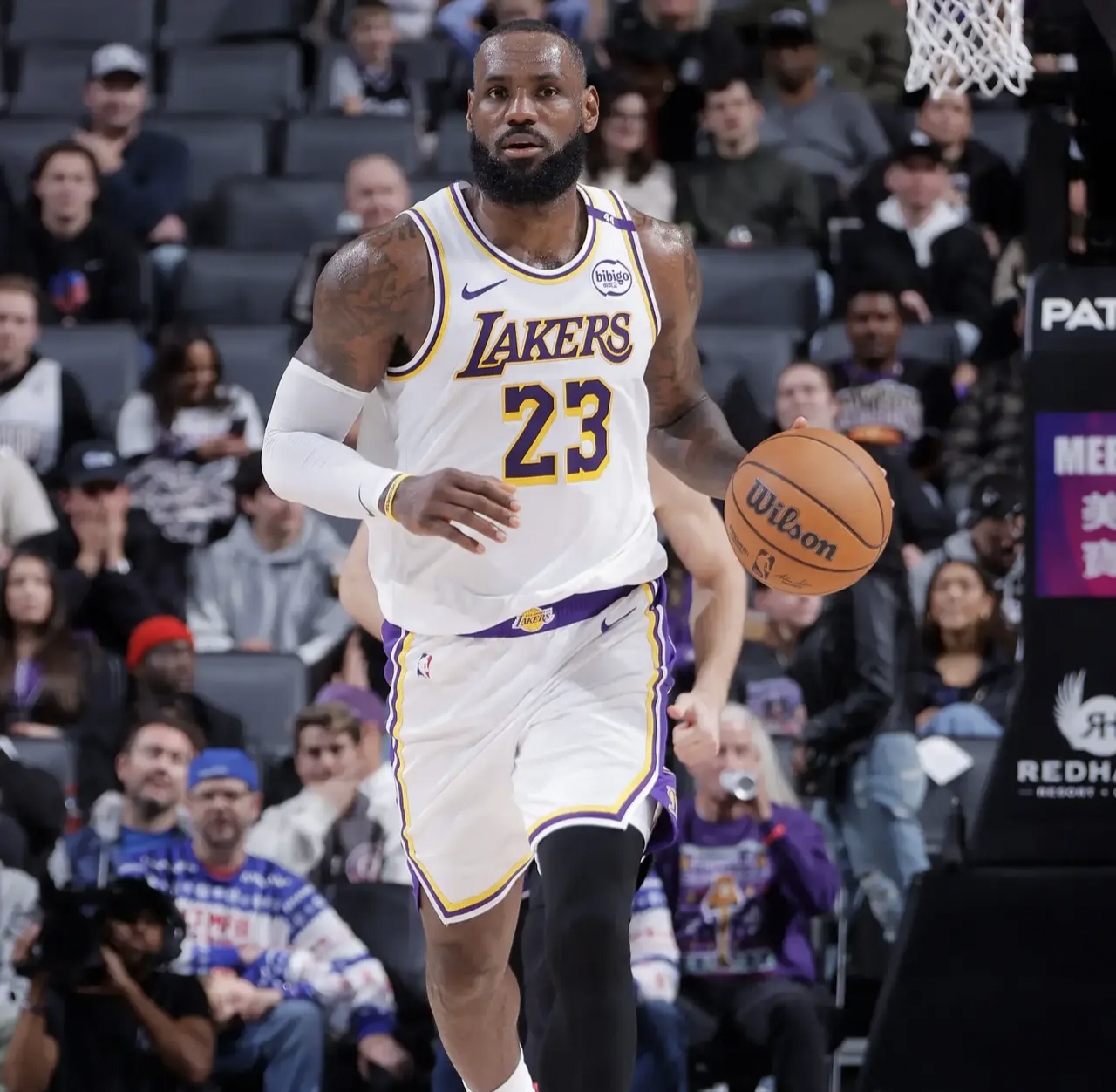 湖人队雪中送炭，詹姆斯连续火力全开