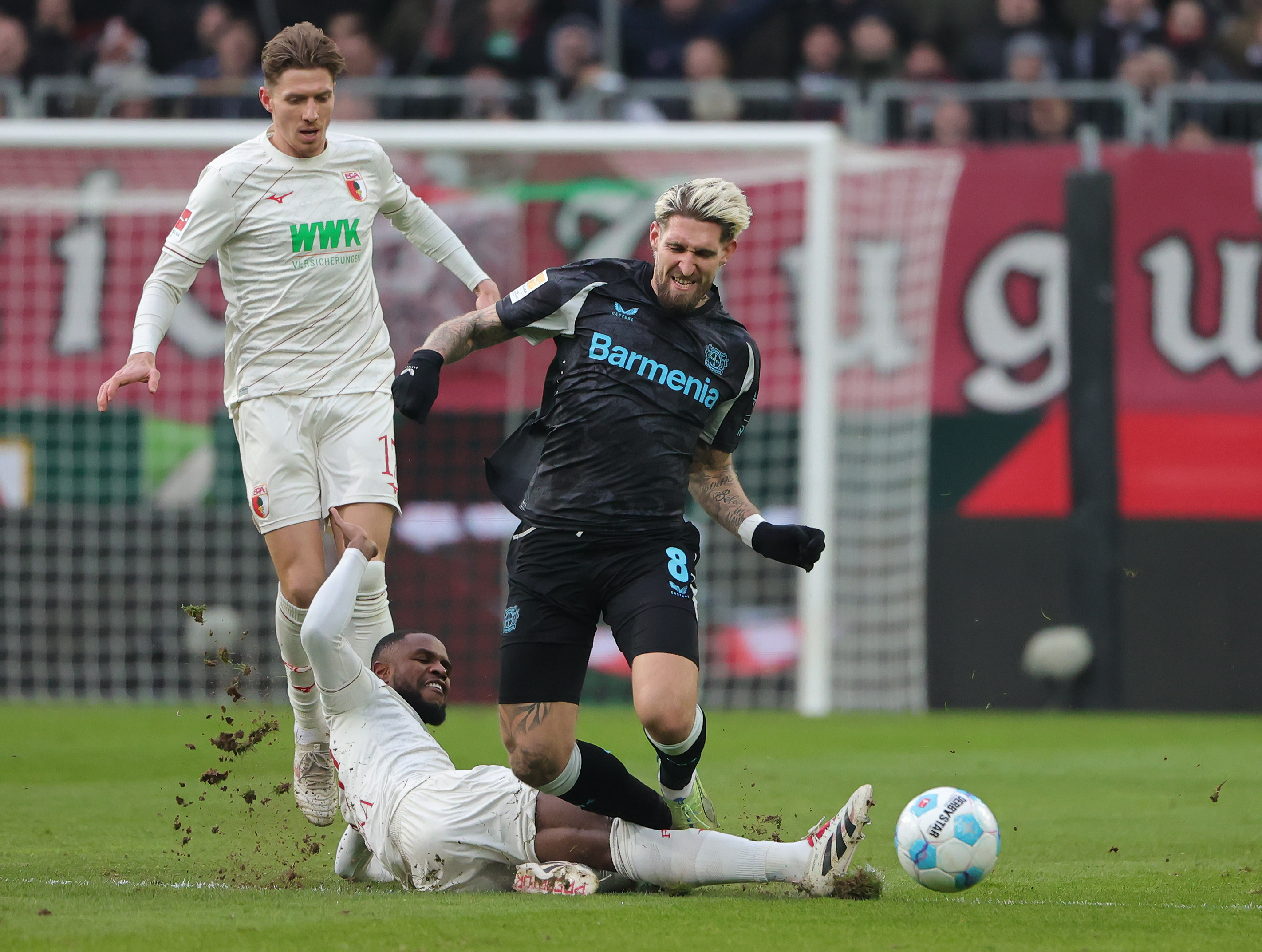 沃尔夫斯堡队员在训练中全力备战下一场比赛的简单介绍