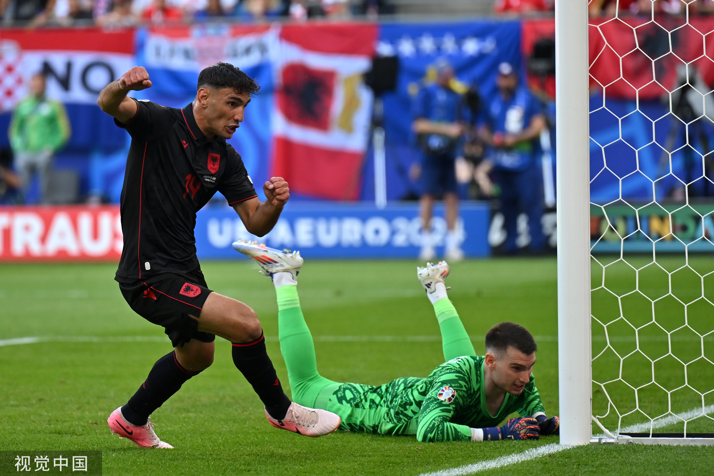 西班牙胜克罗地亚，小组出线