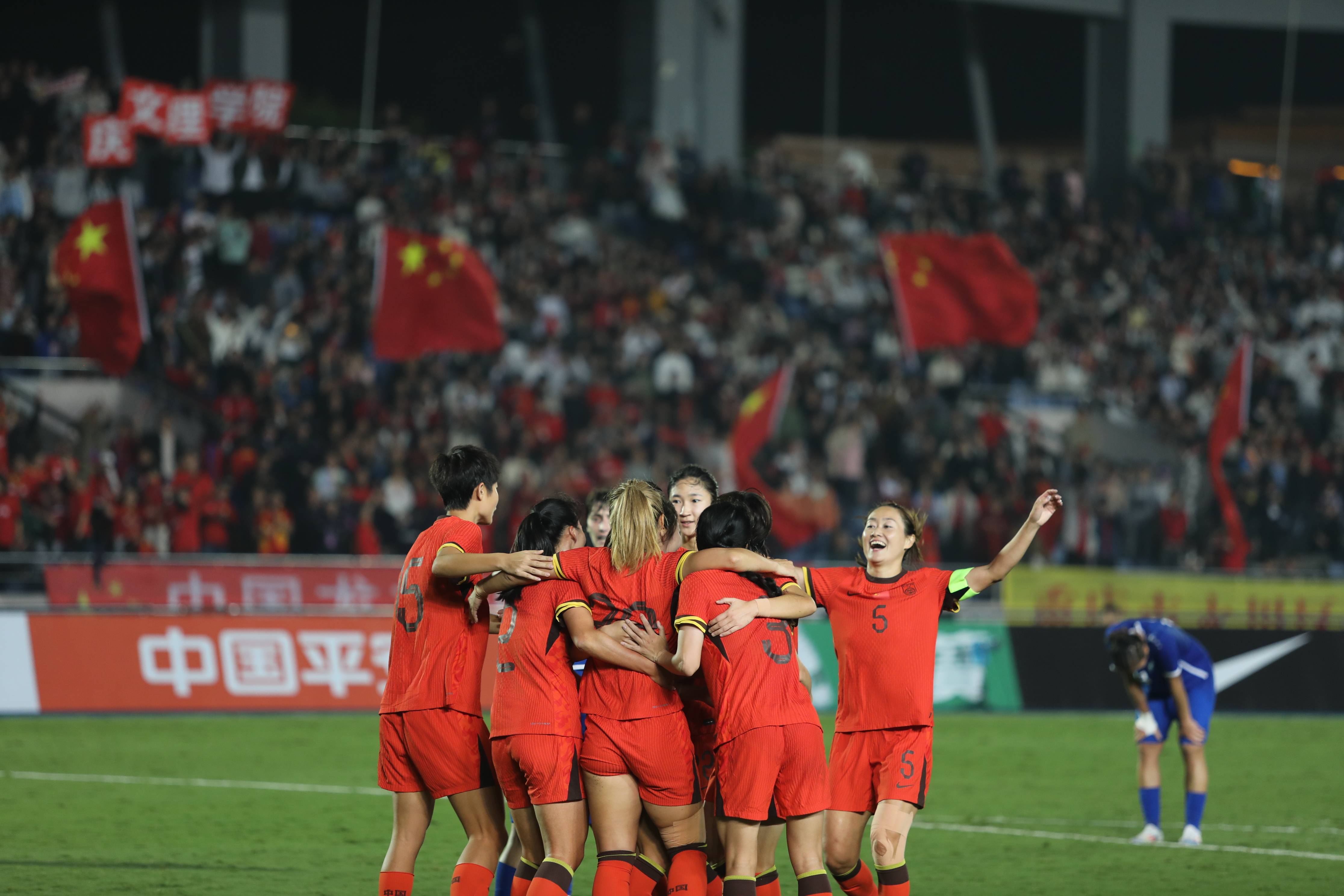 包含女足比赛中球队获得胜利，晋级下一轮的词条