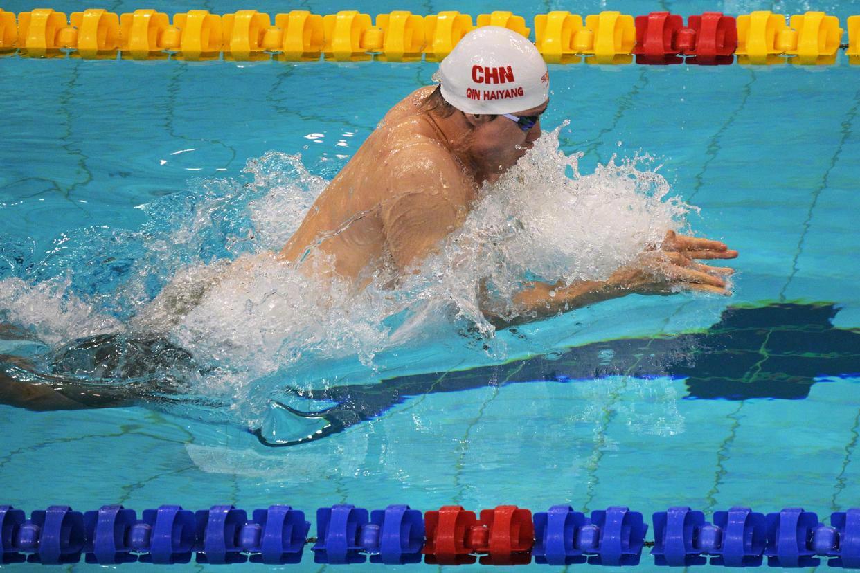 新加坡游泳选手在比赛中创造记录