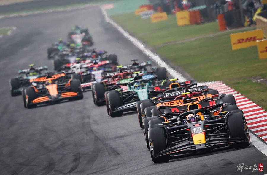 阿斯顿马丁力克索伯车队，佩雷兹统治全场